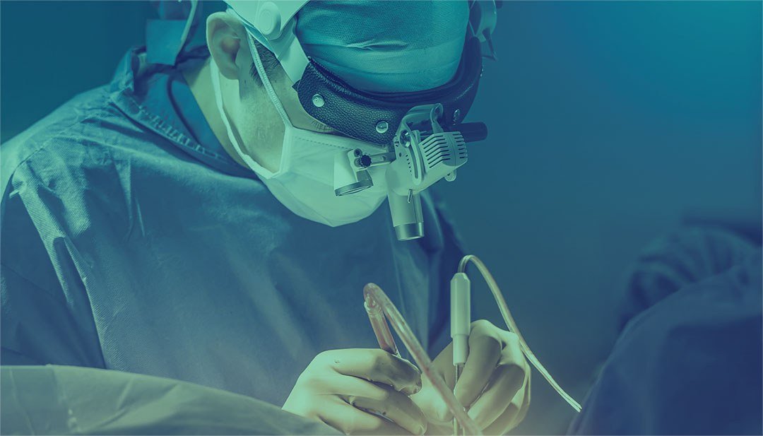 Cirurgião realizando procedimento com tecnologia médica